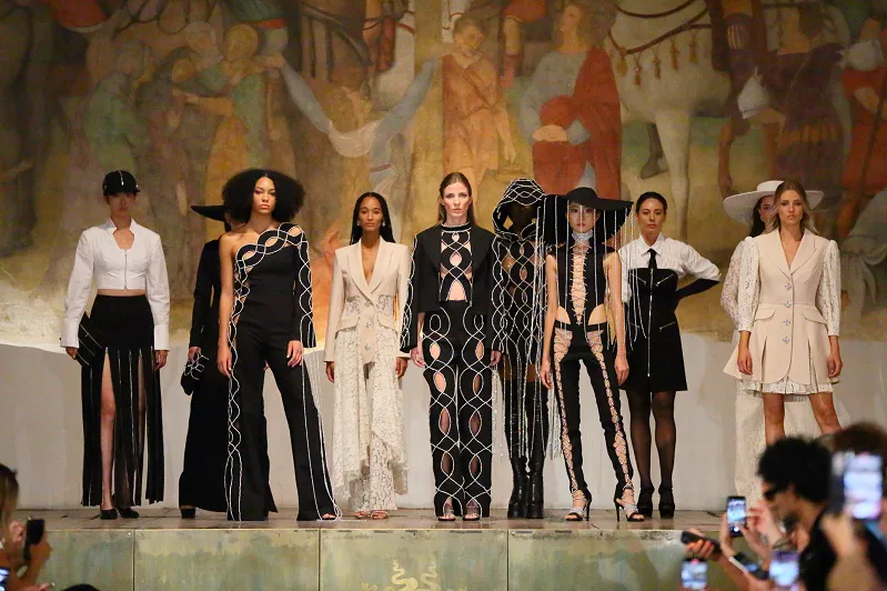 KATERİNA EKŞİOĞLU, “FALL WİNTER 2024” KOLEKSİYONUNU İLK KEZ MİLANO MODA HAFTASI’NDA TANITTI