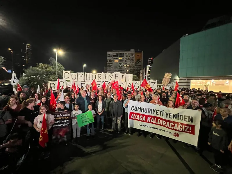 Binlerce yurttaş Cumhuriyet için ayakta 