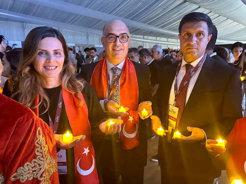 1923 mum yakıp “Cumhuriyet’in ışıkları ilelebet sönmeyecek” dediler