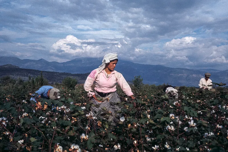 ARA GÜLER ARŞİVİNDEN ‘RENKLİ ANADOLU’ SERGİSİ ZİYARETE AÇILDI