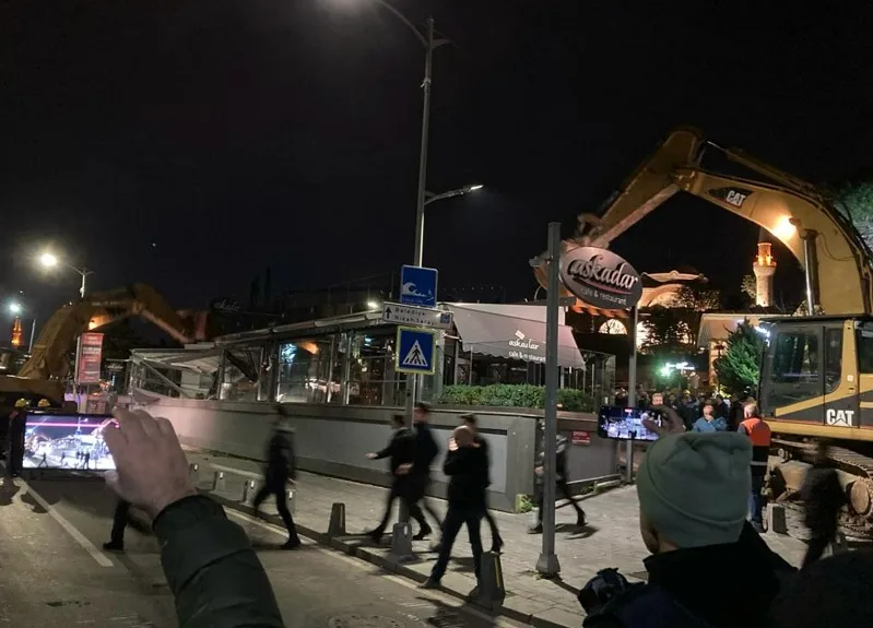 ÜSKÜDAR SAHİLİ BİR KAÇAK YAPIDAN DAHA KURTARILDI 