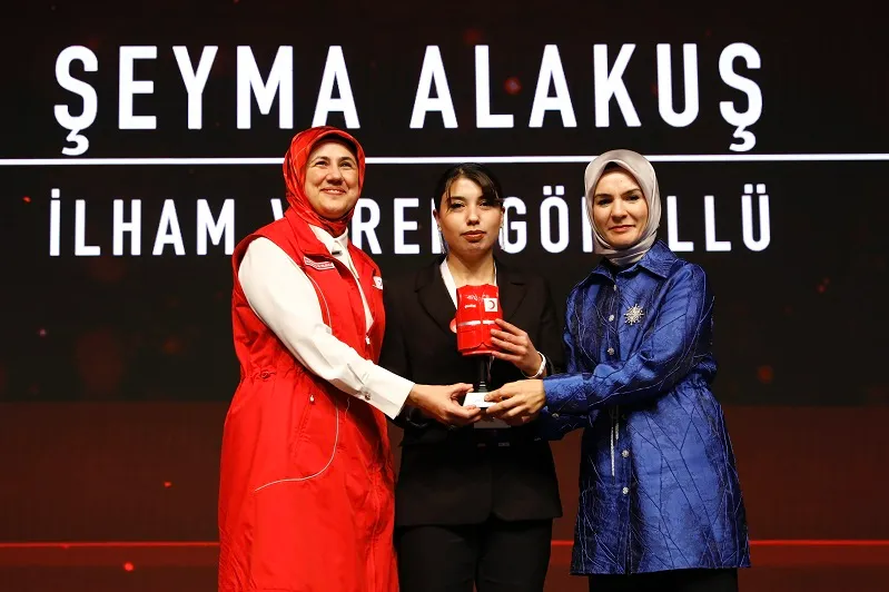 GÖNÜLLÜLÜK HİKÂYELERİYLE KALPLERİ ISITANLARA KIZILAY’DAN ÖDÜL