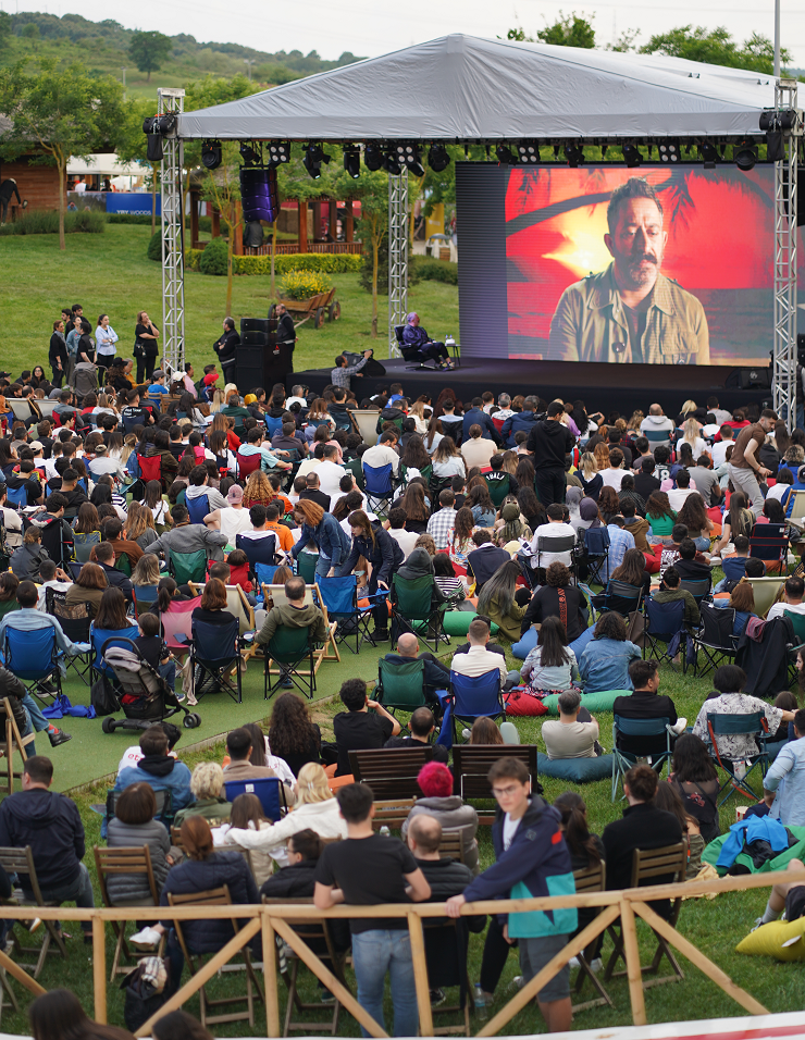 Cem Yılmaz YBY Woods Gençlik Festivali’nde Hem Sanata Hem Kahkahalara Doyurdu