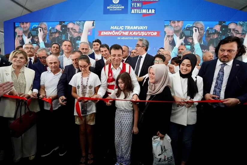 EMİNÖNÜ, TRAMVAYINA KAVUŞTU
