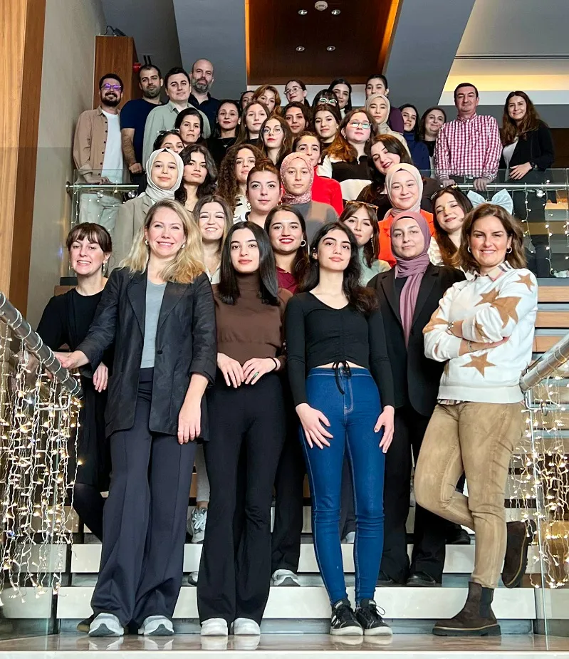 KOÇFİNANS, TURUNCU KANATLAR MENTORLUK PROGRAMI’NIN YENİ MENTEELERİ İLE ADANA’DA BİR ARAYA GELDİ