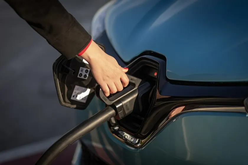 ELEKTRİKLİ OTOMOBİL PAZARINI ŞARJ İSTASYONLARI BÜYÜTÜYOR 