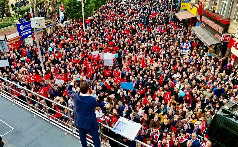 İMAMOĞLU VE MUTLU, BAYRAMPAŞA’DA COŞKULU KALABALIKLA BULUŞTU