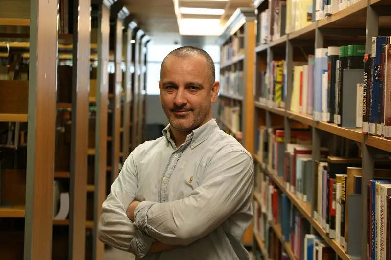 Beyin-bilgisayar arayüzleri beyin sinyallerini alır, analiz eder