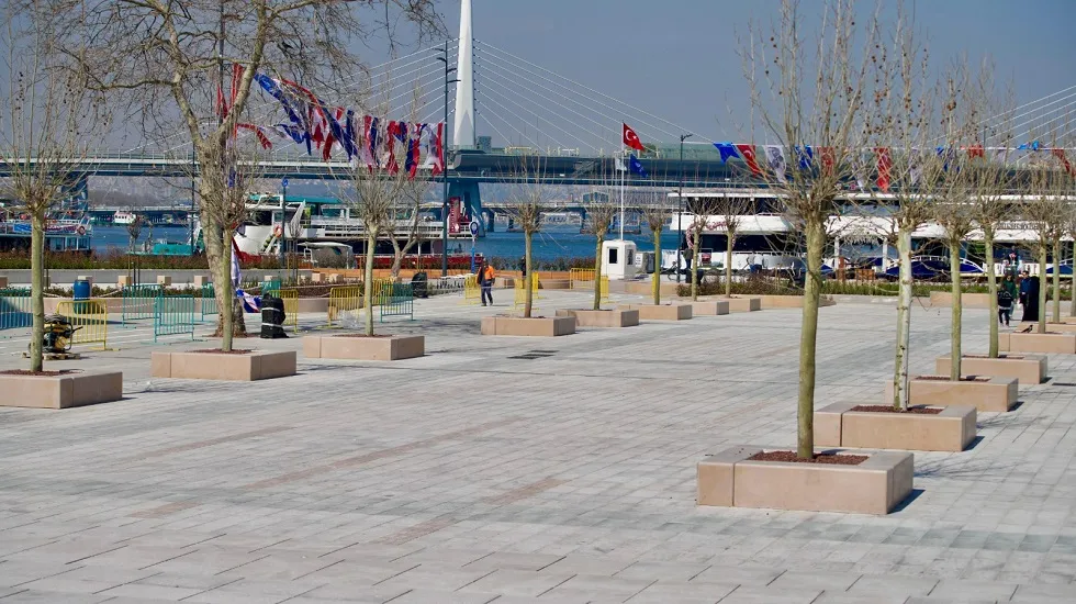 İSTANBUL, EMİNÖNÜ MEYDANI’NA KAVUŞTU