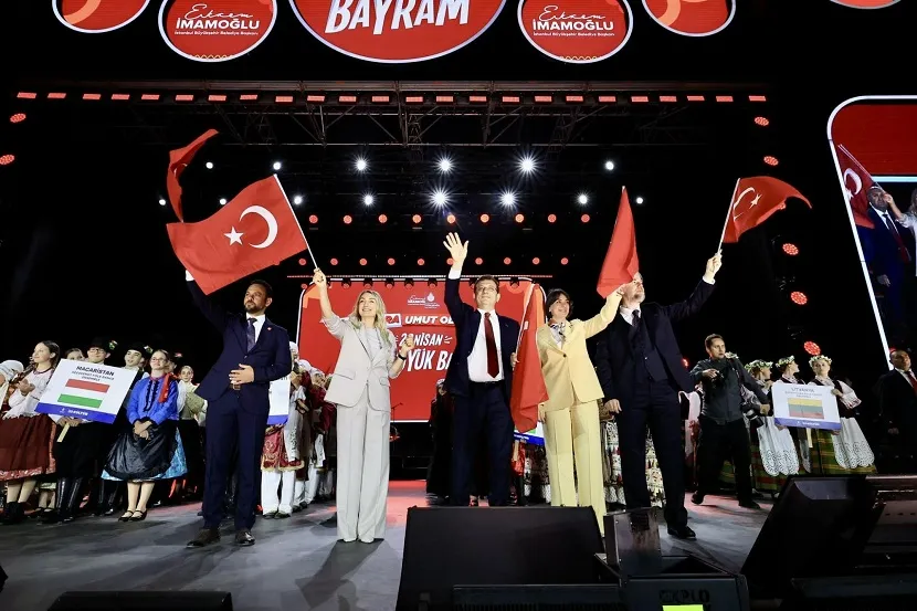 23 NİSAN COŞKUSU ÜSKÜDAR MEYDANI’NA TAŞTI