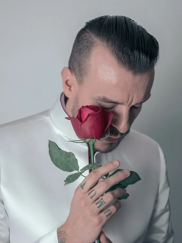 Cem Adrian “Solmayan Şarkıları” binlerce kişiyle söyledi