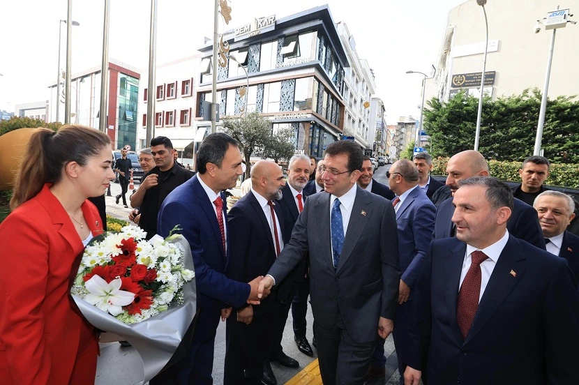 SULTANBEYLİ BELEDİYE BAŞKANI TOMBAŞ’I TEBRİK ETTİ