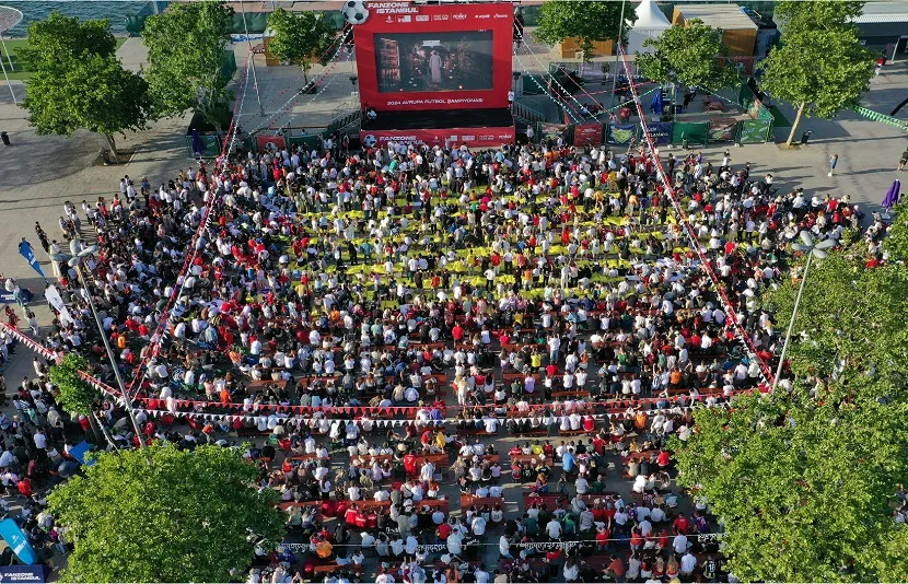 TÜRKİYE - AVUSTURYA MAÇINDA MİLLİ TAKIMA DESTEK OLMAK İÇİN FESTİVAL PARK KADIKÖY