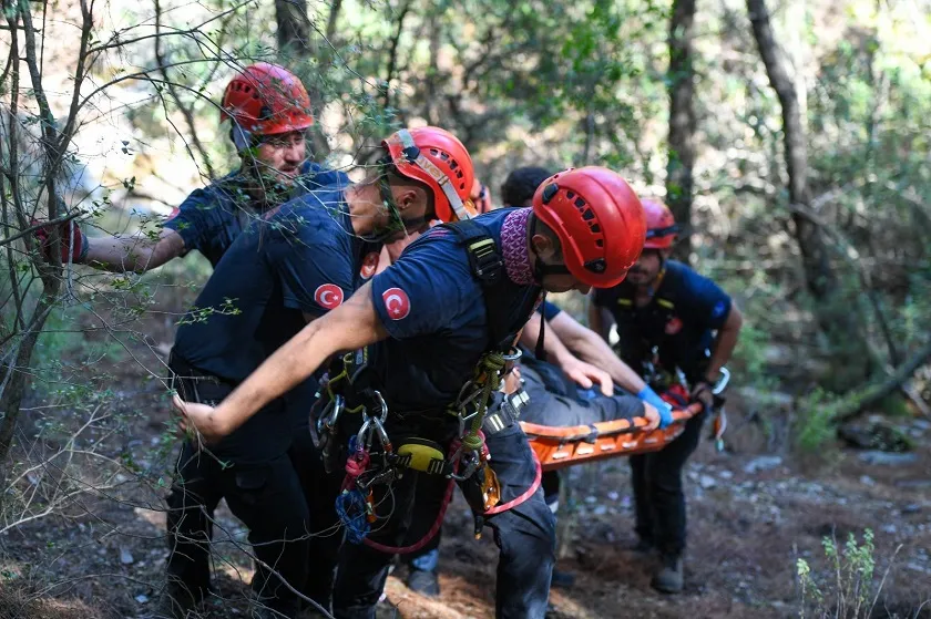 İzmir İtfaiyesi’nden Balçova Terapi Ormanları’nda kurtarma operasyonu