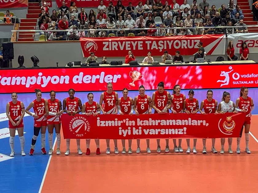 Voleybolun yıldızlarından İzmir İtfaiyesi’ne teşekkür