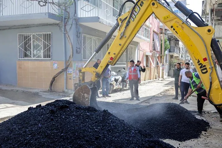 Bayraklı Belediye Başkanı İrfan Önal, Asfalt Çalışmalarını Yerinde Denetledi
