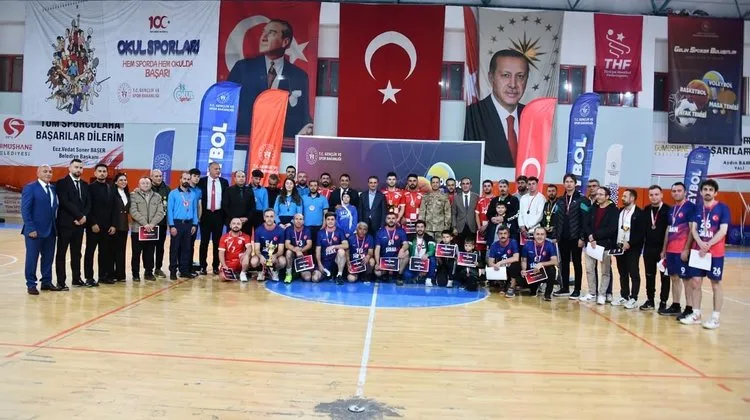 Gümüşhane Belediye Başkanı, Kamu Spor Oyunları Voleybol Finalini İzledi