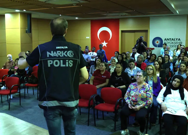 Antalya Büyükşehir Belediyesi personeline madde bağımlılığı ile mücadele eğitimi