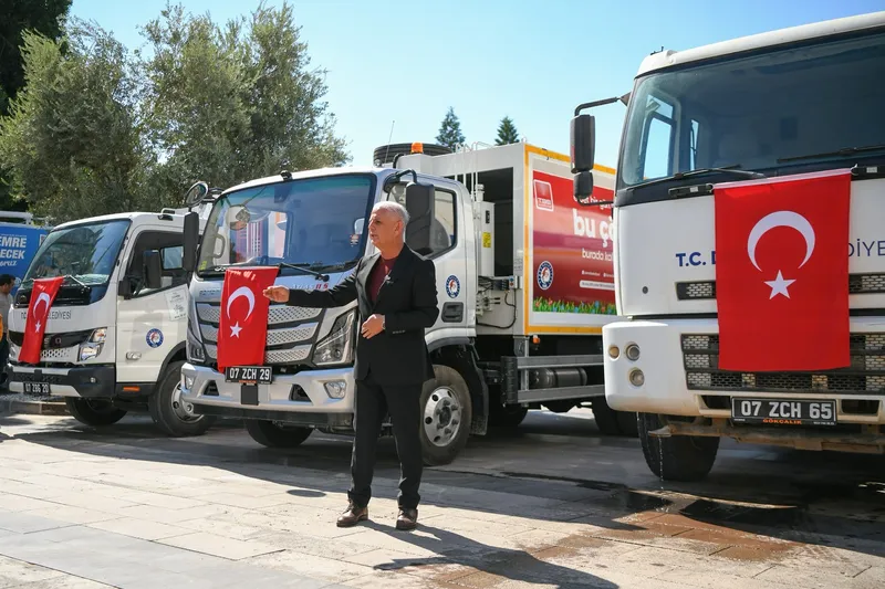 Demre Belediyesi araç filosunu 8 yeni araçla güçlendirdi
