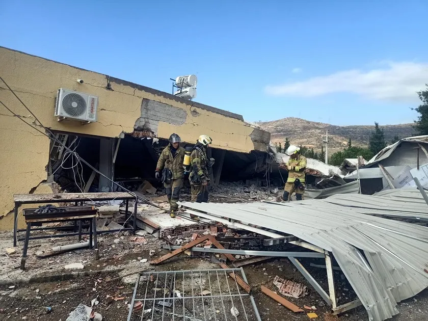 İzmir İtfaiyesi göçük altında kalan yurttaşı kurtardı