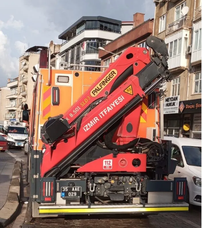 İzmir İtfaiyesi deprem sonrası destek için Sındırgı’da