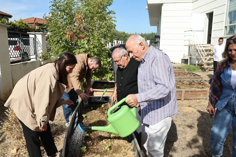 Nilüfer’de yaşlıların ellerinden toprağa can suyu