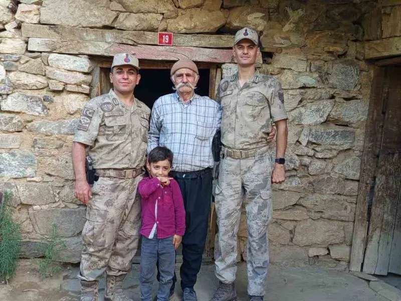 Jandarma, Yaşlılar Gününde Köylerdeki Büyükleri Unutmadı