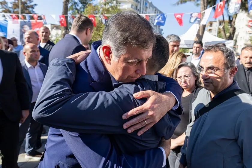 Başkan Tugay: Depremin siyaseti olmaz, vicdanımızla konuşacağız