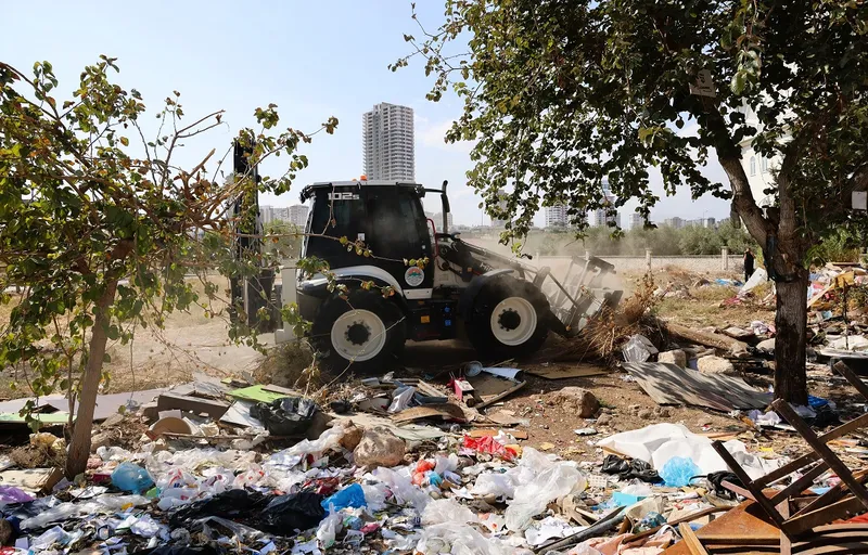 MÜFTÜ DERESİ YÜRÜYÜŞ YOLUNDA İŞGALE SON: TOROSLAR BELEDİYESİNDEN DÜZENLEME