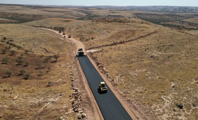 BÜYÜKŞEHİR, HALFETİ-BOZOVA ARASINDAKİ 39 KM’LİK GRUP YOLUNDA ASFALT SERİMİNE BAŞLADI