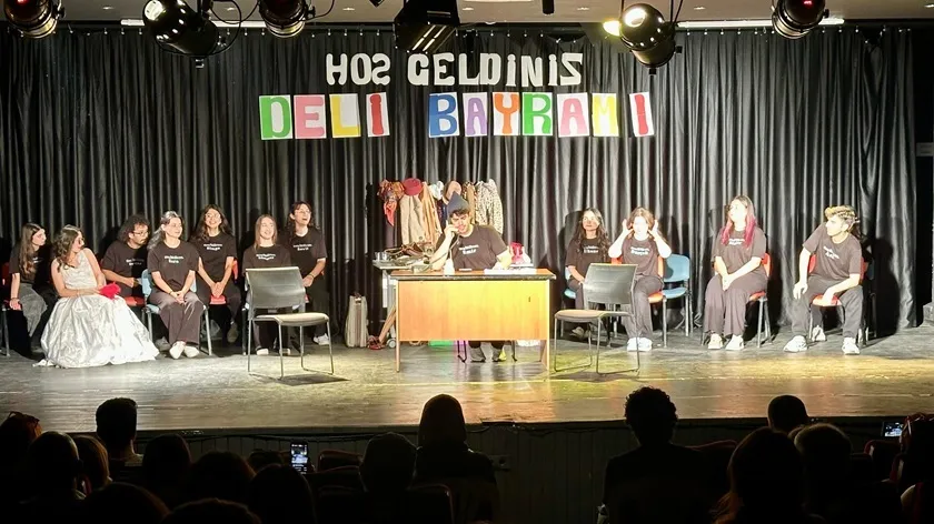 Genç İzmir’den tiyatroseverlere “Deli Bayramı” oyunu