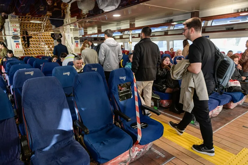 İzmir’de “boş koltuk”lu 25 Kasım mesajı