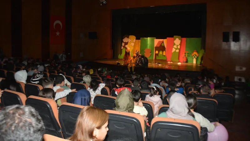 Geri Dönüşüm Ormanı Tiyatrosu Çocuklarla Buluştu