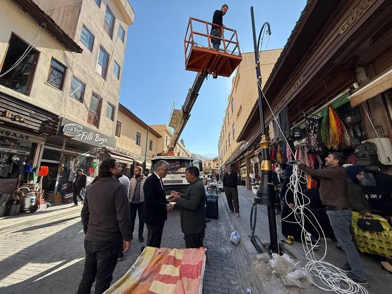 Muş Belediyesi Eşbaşkanı Sırrı Söylemez, Tarihi Çarşıda Aydınlatma Çalışmalarını İnceledi