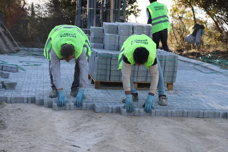 Toroslar Belediyesi Kırsal Mahallelerde Yol Yenileme Çalışmalarını Sürdürüyor