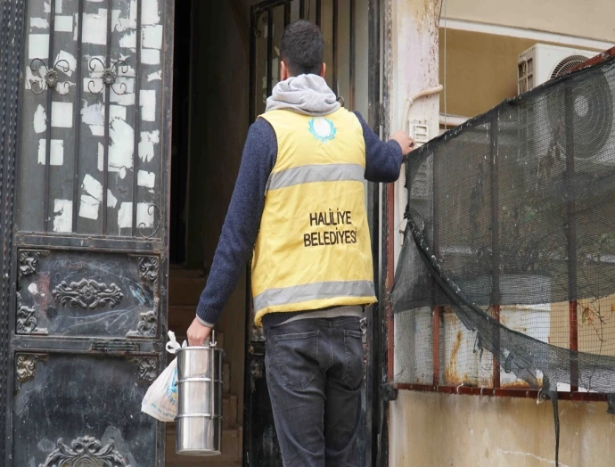 HALİLİYE BELEDİYESİ SICAK YEMEK DAĞITIMI İLE GÖNÜLLERE DOKUNUYOR