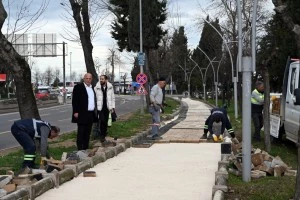 YOL GENİŞLETİLMESİNİN ARDINDAN KALDIRIMLAR YENİLENDİ