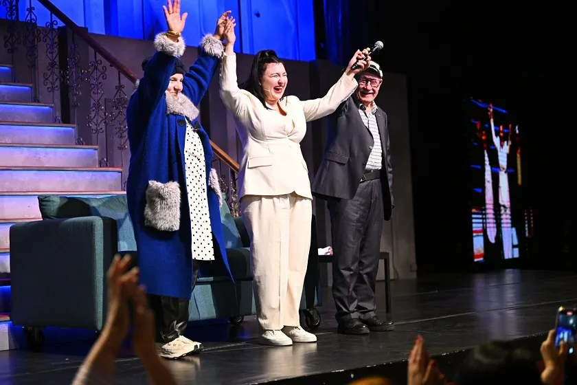 Yasemin Sakallıoğlu, Anne ve Babasını Sahnede Onurlandırdı