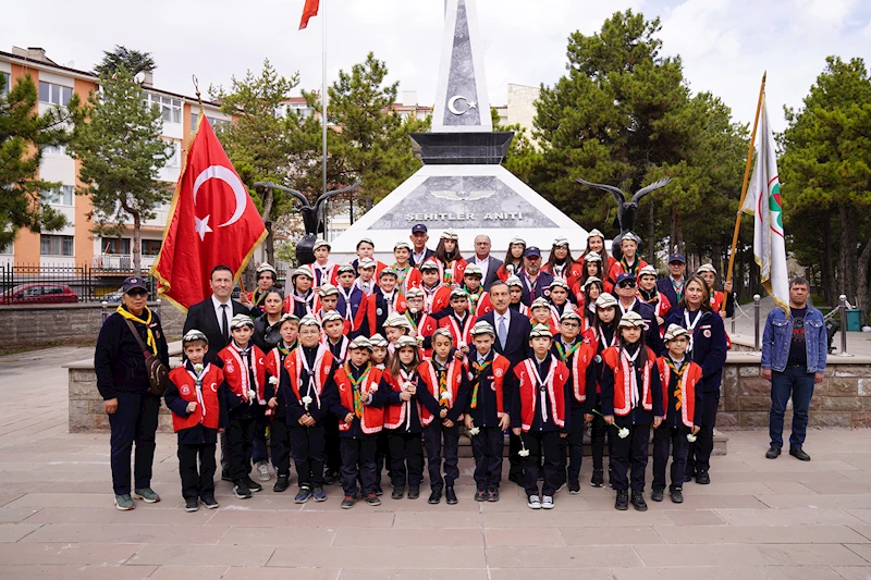 BAŞKAN ATAÇ VE MİNİK İZCİLERDEN ŞEHİTLİK ZİYARETİ