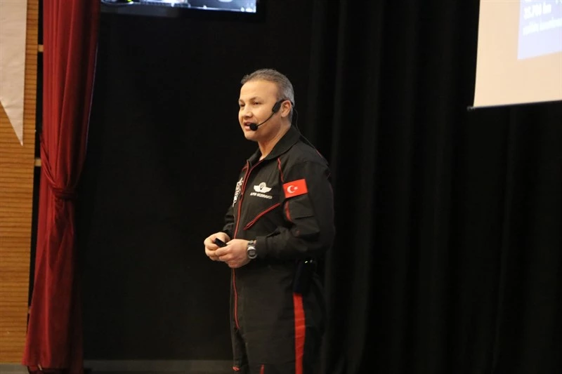 TÜRKİYE’NİN İLK ASTRONOTU ALPER GEERAVCI, SİİRT’TE ÖĞRENCİLERE UZAY YOLCULUĞUNU ANLATTI