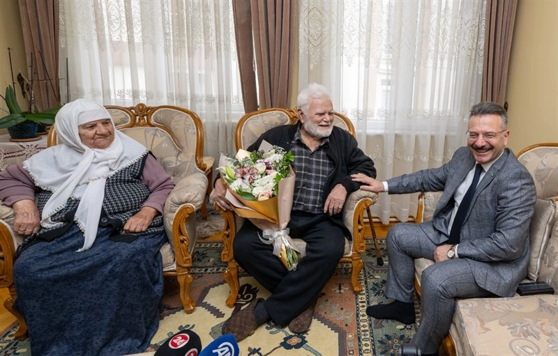 Yaşlılara Saygı Haftasında 71 Yıldır Evliliği Sürdüren Çift Ziyaret Edildi