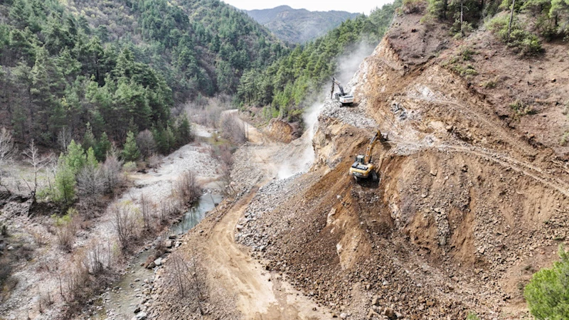 Andırın’la Merkezin Ulaşımını 20 Kilometre Kısaltacak Yol İnşaatı Hızla İlerliyor