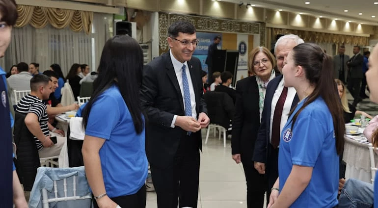 BELEDİYE BAŞKANIMIZ EYÜP KAHVECİ, SPORCULARIMIZLA İFTAR SOFRASINDA BULUŞTU