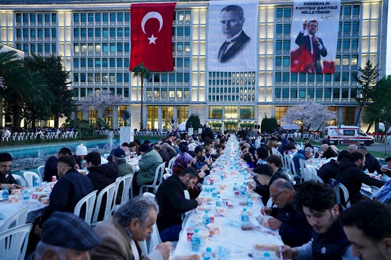 İSTANBULLULAR MİLLET İFTARINDA BULUŞTU