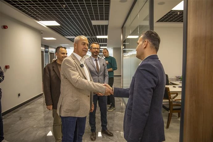 BAŞKAN ÖZÇELİK PERSONELLE BAYRAMLAŞTI