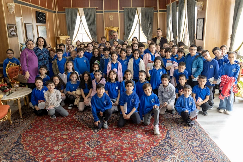 BAŞKAN BALABAN MİNİK KONUKLARINA YEREL YÖNETİMLERİ ANLATTI