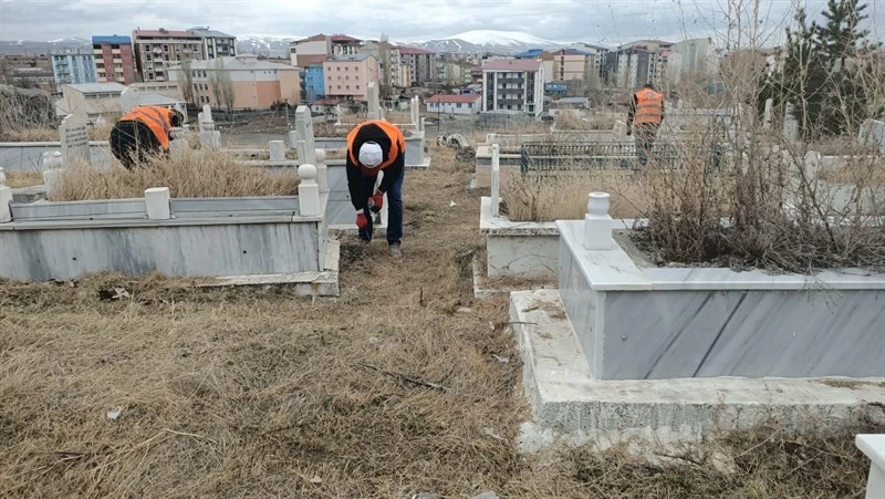Kars Belediyesi’nin Bayram Öncesi Mezarlıklarda Bakım Çalışmalarını Devam Ediyor