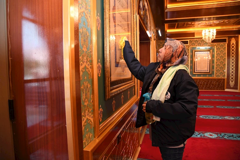 YUNUSEMRE’DE İBADETHANELER BAYRAMA HAZIRLANIYOR