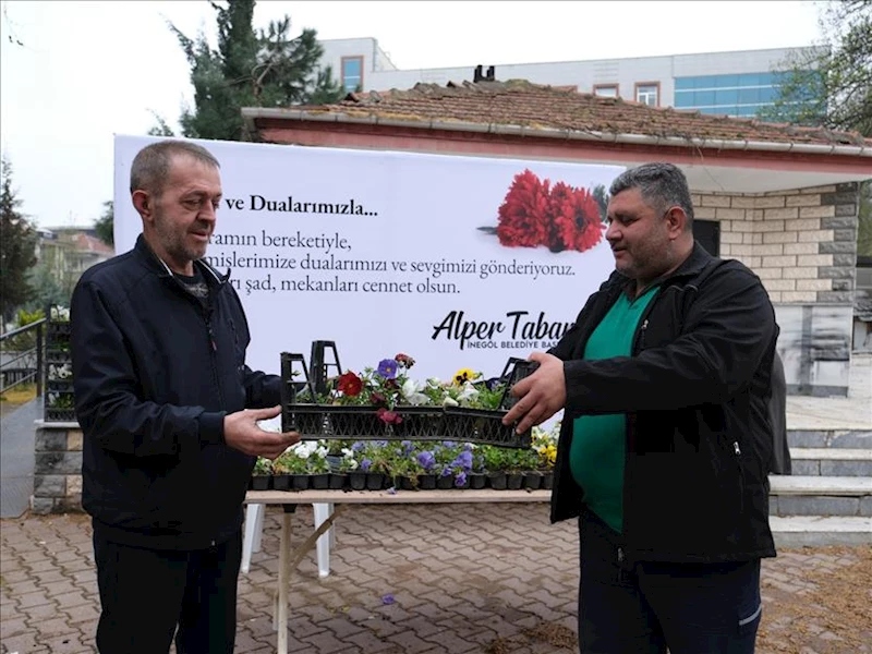 İnegöl Belediyesi’nden Ramazan Bayramı Arifesinde Mezarlıklarda Çiçekli Hediye