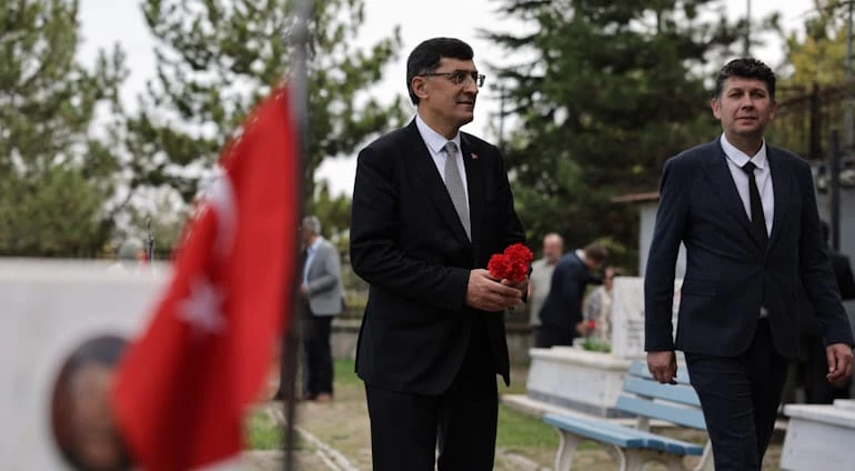 ŞEHİTLERİMİZ KABİRLERİ BAŞINDA DUALARLA ANILDI